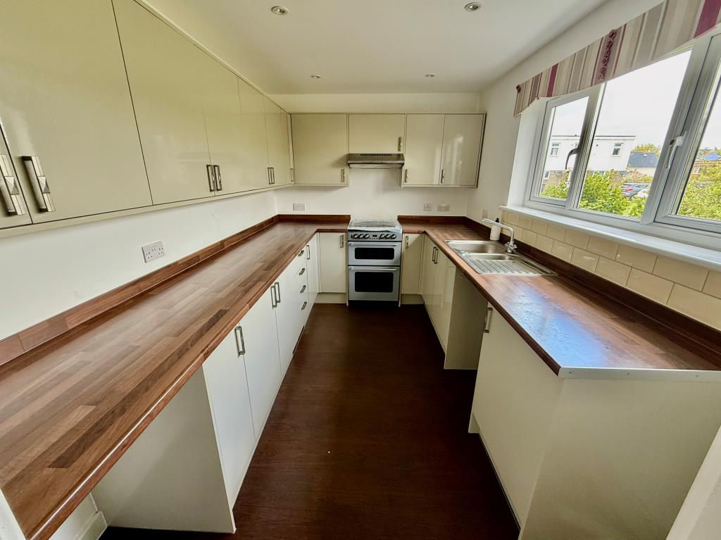 Lot: 140 - VACANT THREE-BEDROOM HOUSE - Modern fitted kitchen